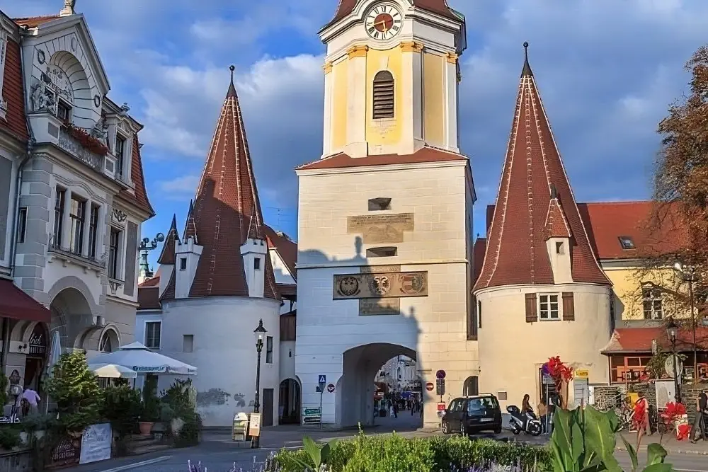 Das Steiner Tor in Krems mit Uhrturm und zwei spitzen Rundtürmen