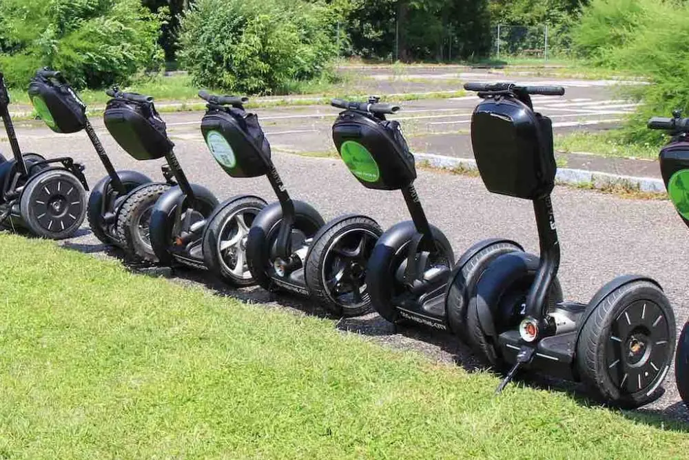Segways in einer Reihe am Rand des Übungsplatzes