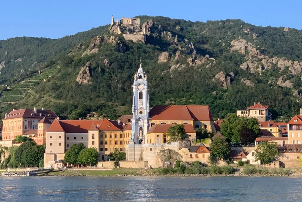 Dürnstein an der Donau mit dem blauen Stiftsturm und der Burgruine am Berg